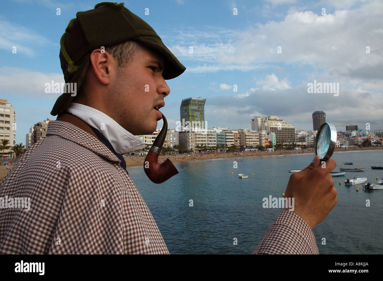 Un jeune homme habillé comme Sherlock Holmes tient une loupe dans la capitale de Las Palmas de l'île de Gran Canaria, l'une des îles Canaries d'Espagne Banque D'Images