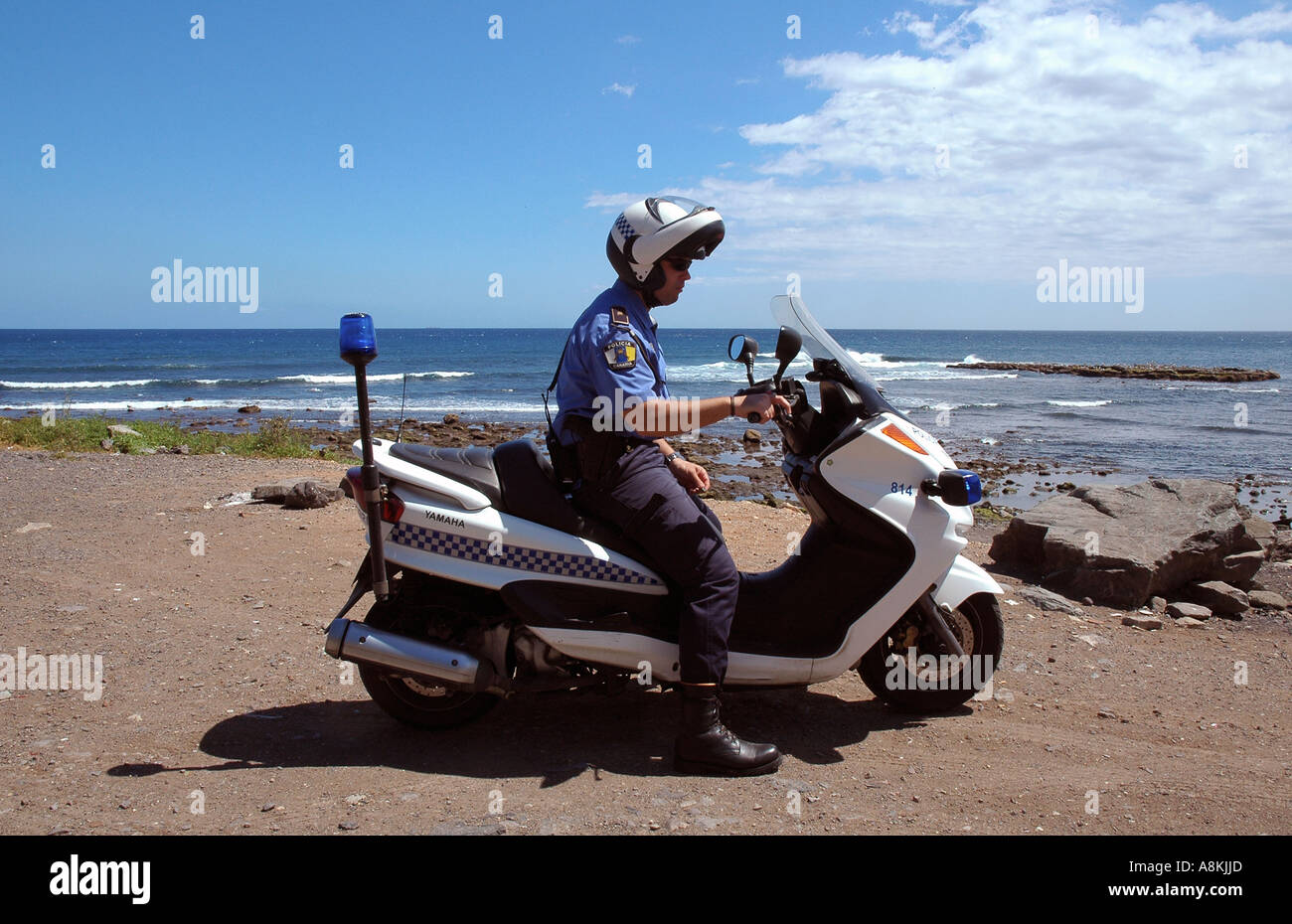 Un policier a monté sur une montre à scooter pour les immigrants africains illégaux qui atteignent la côte par des bateaux, sur l'île de Gran Canaria, l'une des îles Canaries en Espagne Banque D'Images