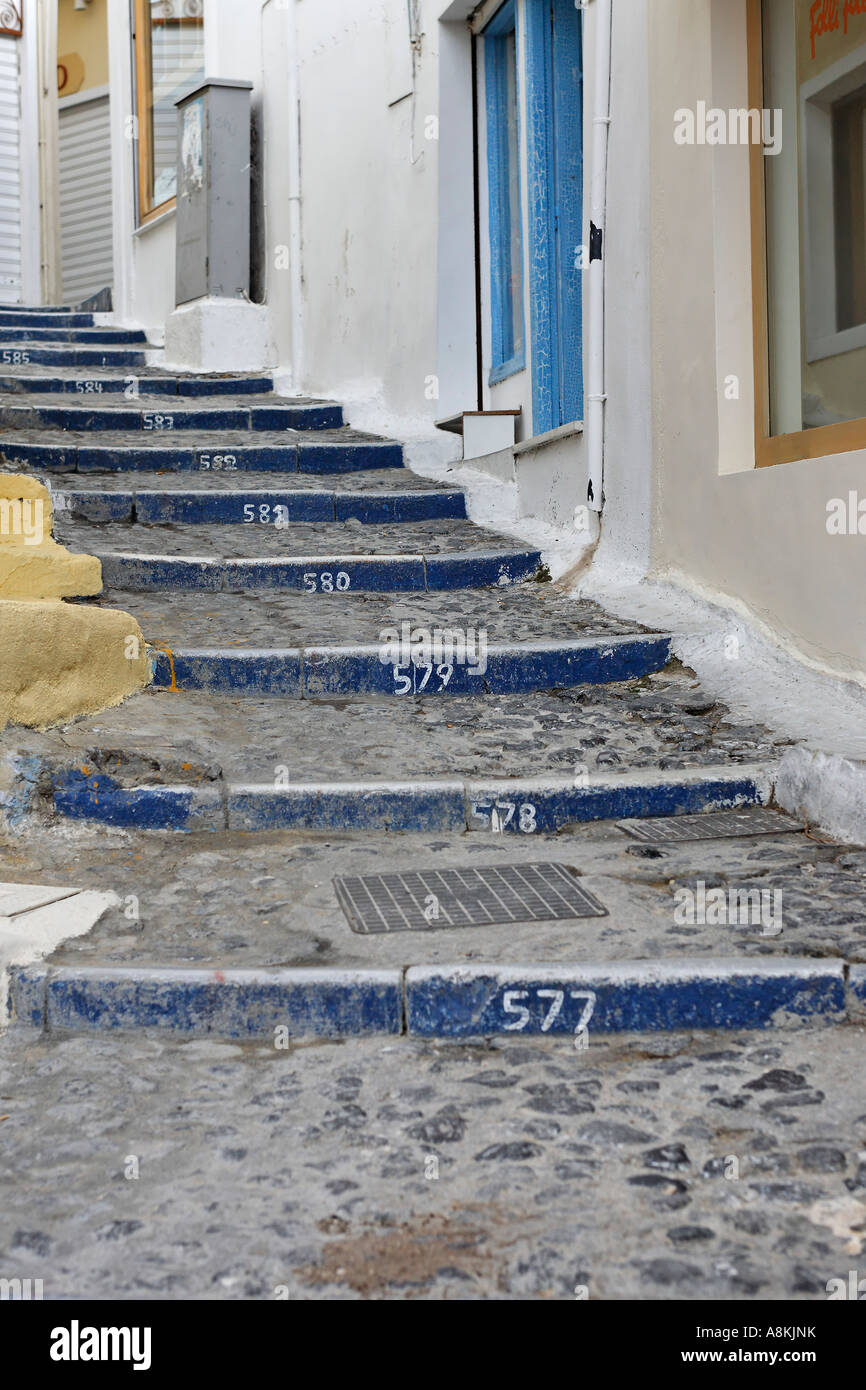 Les étapes du vieux port de la ville sont numérotés, Thira, Santorin, Grèce Banque D'Images