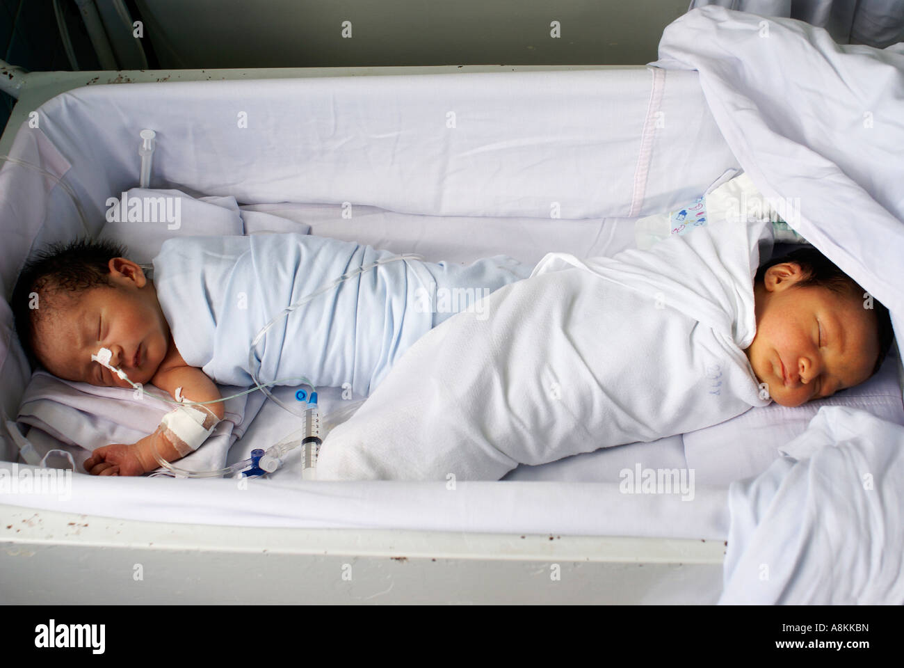 Deux Bebes Dans Un Lit A La Naissance De L Hopital L Equateur Photo Stock Alamy