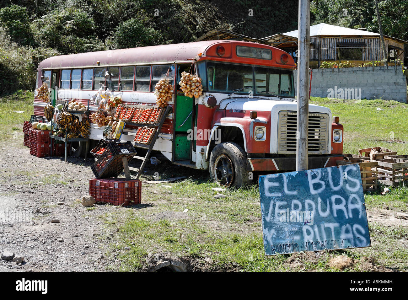 Vente de fruits et légumes dans de vieux bus, bus 'El Verdura y Frutas", Costa Rica Banque D'Images