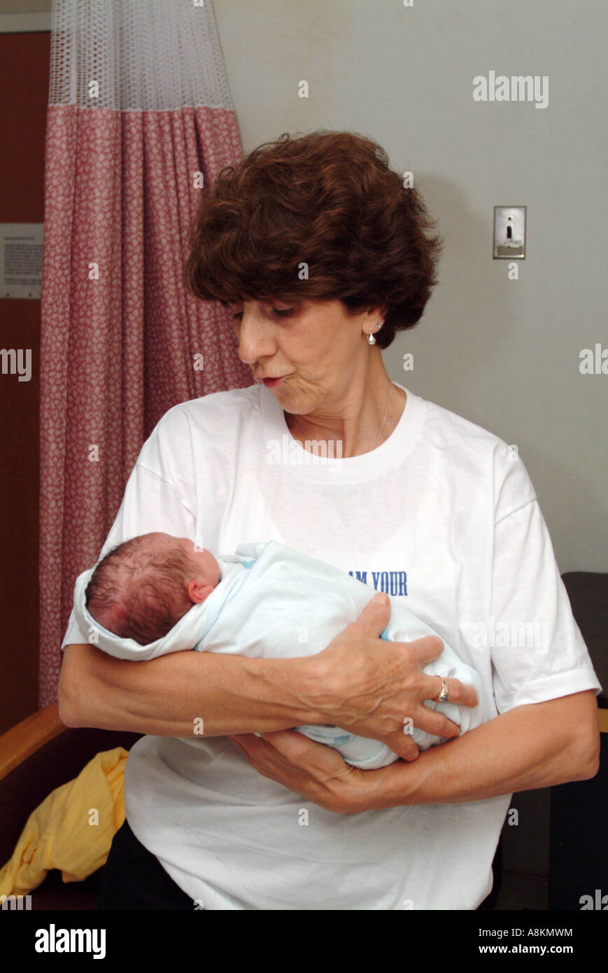 Heureux grand-mère détient son petit-fils pour la première fois dans la salle d'accouchement. Banque D'Images