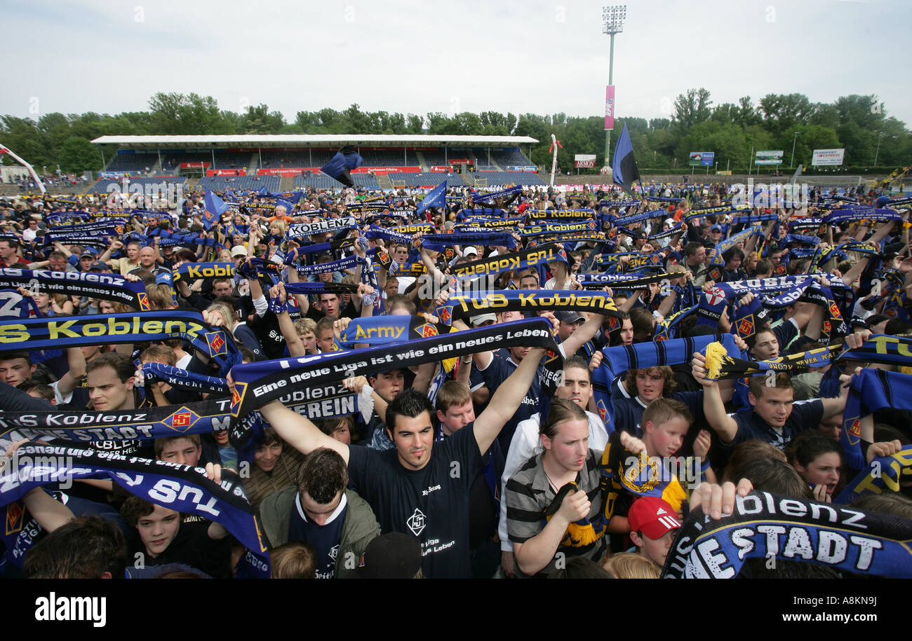 Soccer Fans de TuS Koblenz dans le stade, Rhénanie-Palatinat, Allemagne Banque D'Images