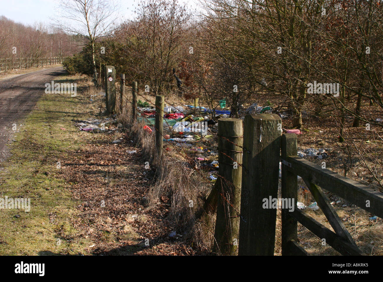 Les décharges sauvages le long chemin de campagne Banque D'Images