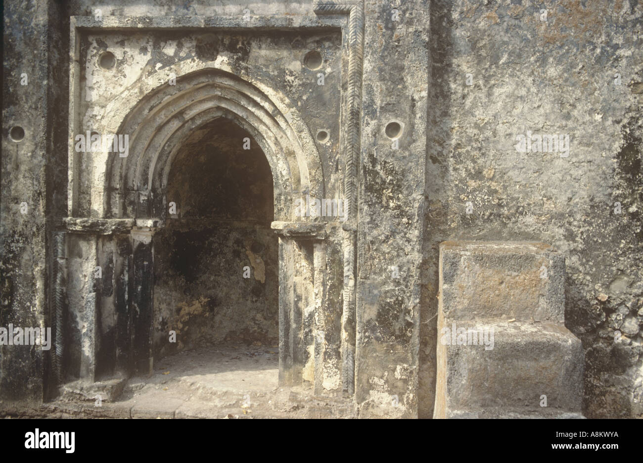 Mihrab et minbar 15ème siècle mosquée de Gedi, côte nord du Kenya Banque D'Images