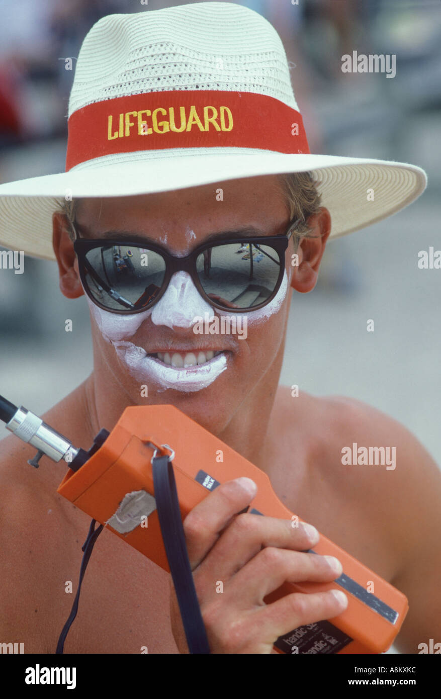 Surfez gareautrain portant chapeau et crème de soleil protection de zinc,  de l'Australie Photo Stock - Alamy