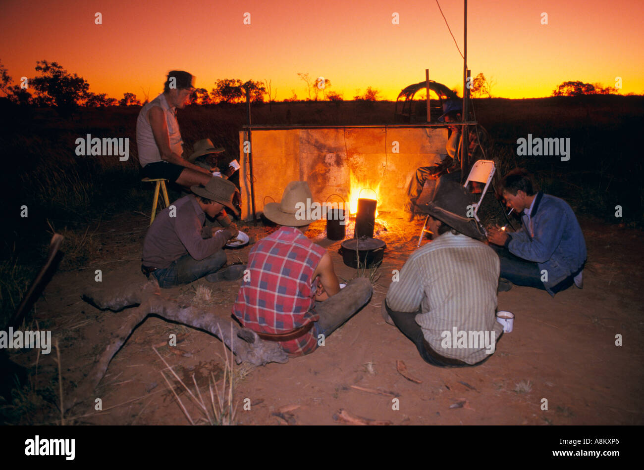 Les éleveurs autour de camp, l'arrière-pays australien Banque D'Images