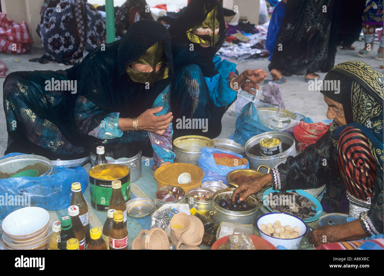 Les bédouines de shopping dans les 'femmes uniquement' dans le marché d'Ibra, bord du Wahiba Sands, Oman Banque D'Images