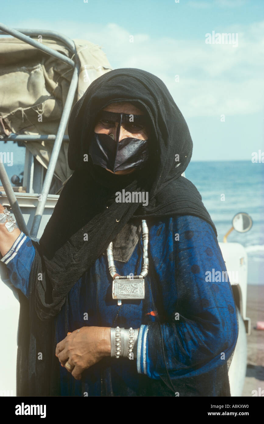 Femme musulmane portant des costumes traditionnels et de bijoux, Batinah Coast d'Oman Banque D'Images