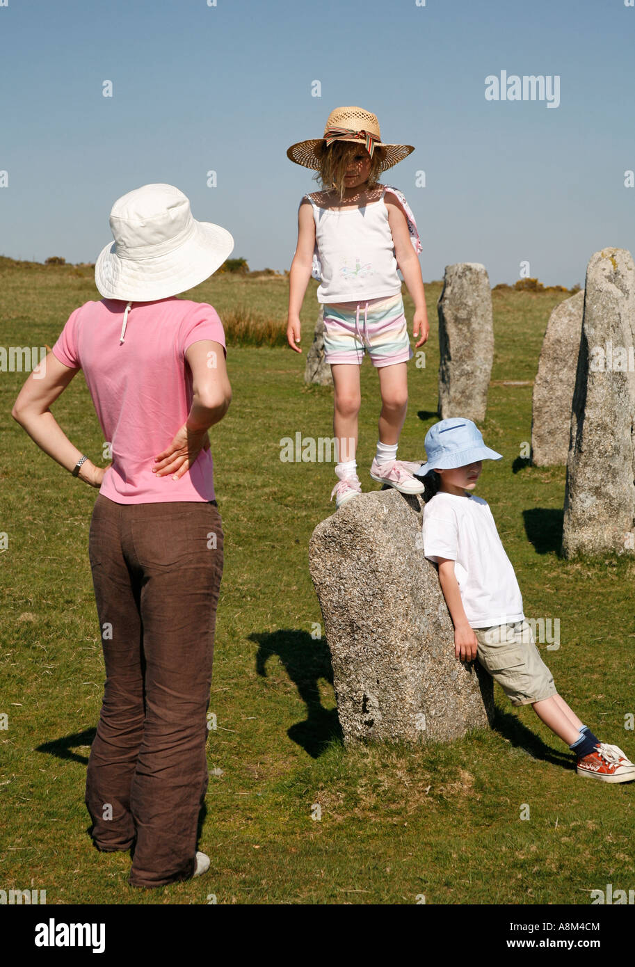 Mère et enfant jouant sur la The Hurlers Stone Circle Bodmin Moor Cornwall England UK Banque D'Images