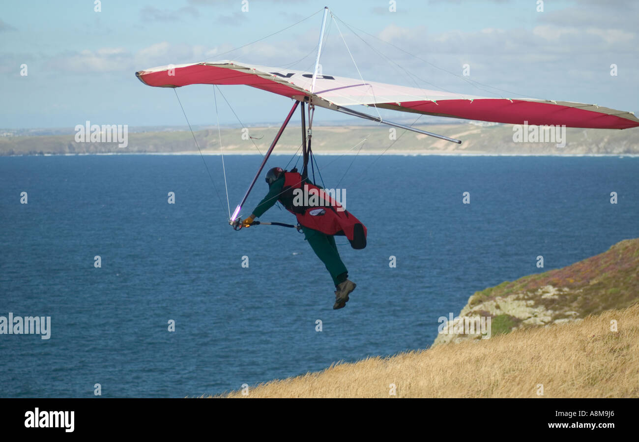 Deltaplane l'Atlantique falaises de St Agnes Head nr St Agnes Cornwall Grande-bretagne Banque D'Images