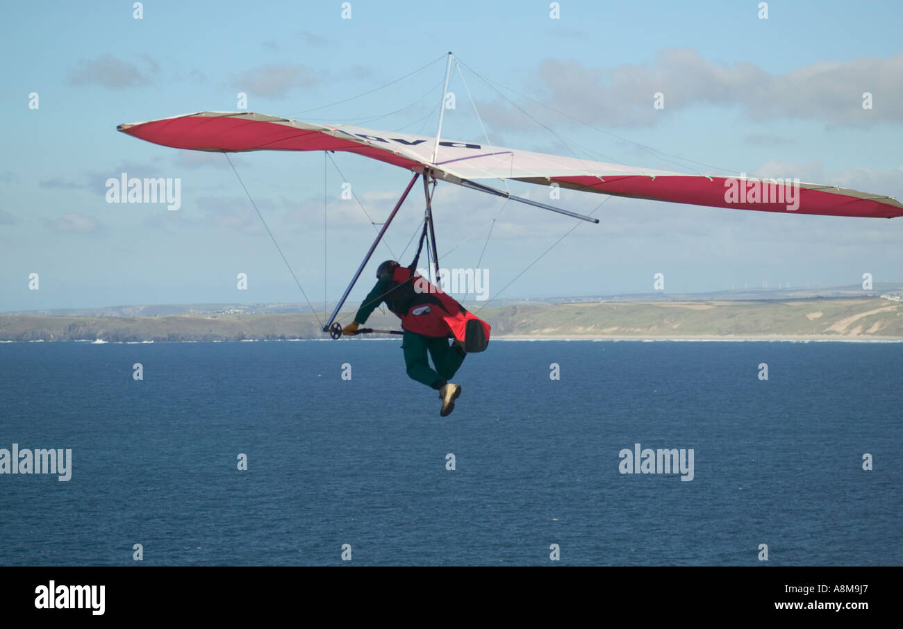 Deltaplane au-dessus des falaises de l'Atlantique à St Agnes Head nr St Agnes Cornwall Grande-bretagne Banque D'Images