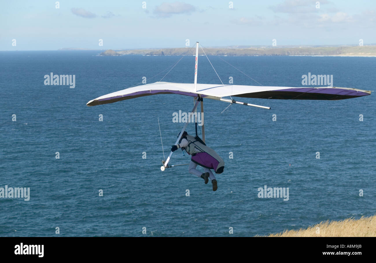 Deltaplane l'Atlantique falaises de St Agnes Head nr St Agnes Cornwall Grande-bretagne Banque D'Images