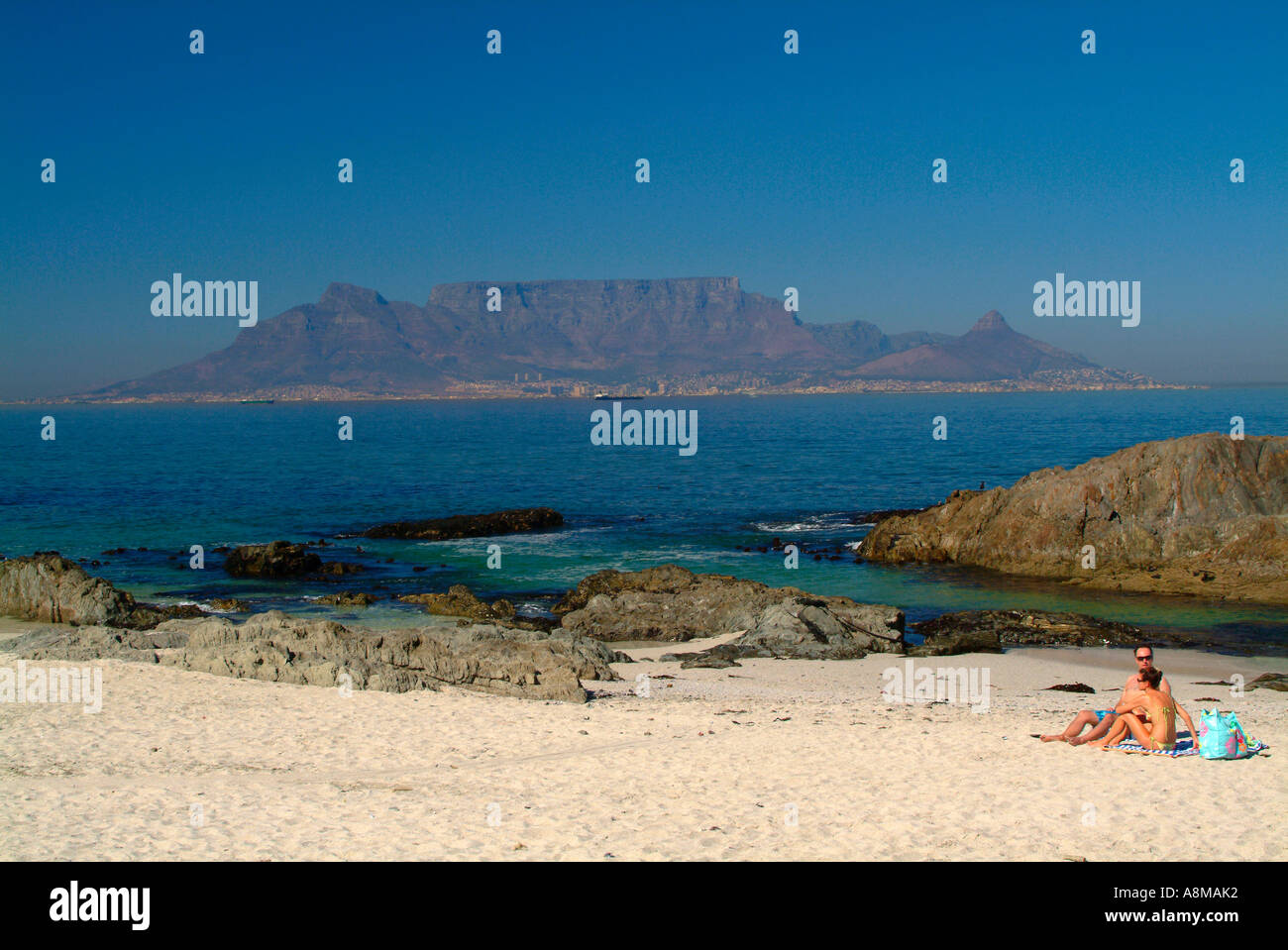 Couple soleil sur plage de Bloubergstrand avec en arrière-plan de Table Mountain Cape Town Afrique du Sud Banque D'Images