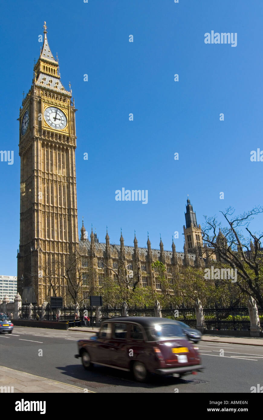 Vue verticale de l'emblématique tour de l'horloge de la Maison du Parlement, Big Ben, contre un ciel bleu. Banque D'Images