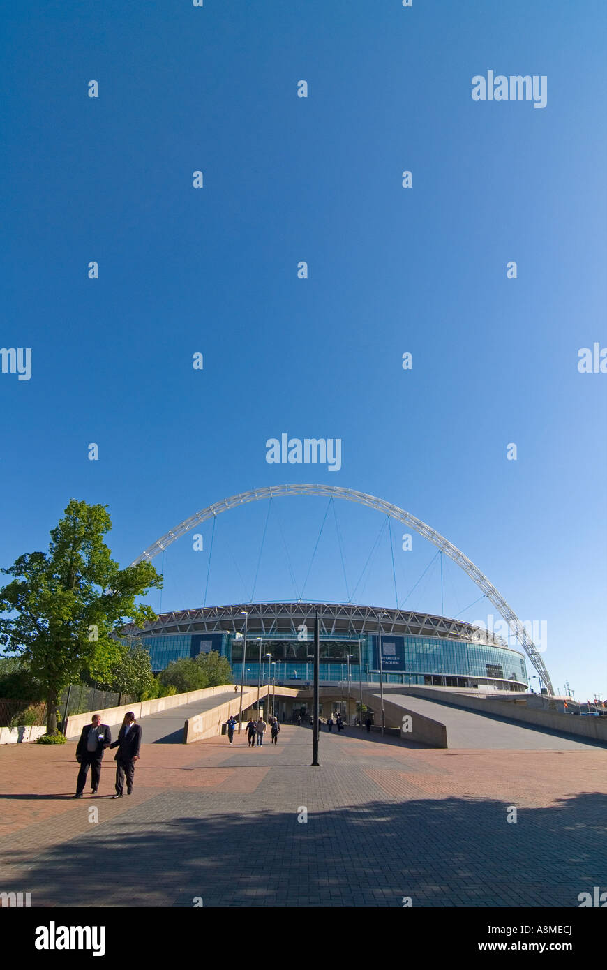 Grand angle vertical de l'entrée du nouveau stade de Wembley de Wembley sur une journée ensoleillée Banque D'Images