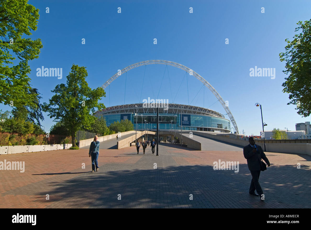 Grand angle horizontal de l'entrée du nouveau stade de Wembley de Wembley sur une journée ensoleillée Banque D'Images
