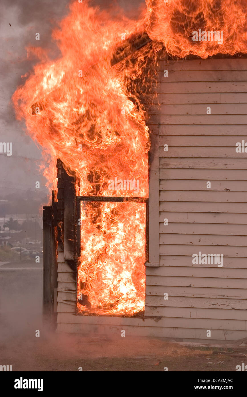 Des flammes d'un feu à la maison Banque D'Images