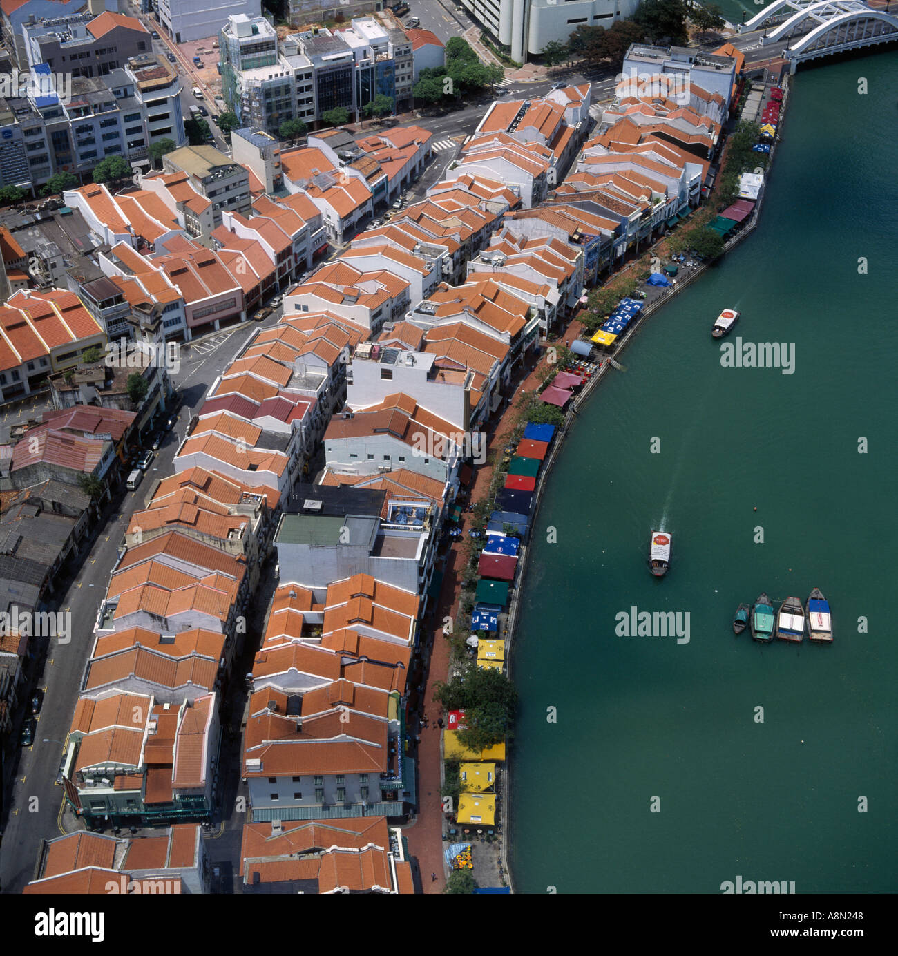 Vue aérienne vers le bas sur le Boat Quay sur la rivière Singapour avec boutiques restaurants bateaux amarrés en arrière-plan Pont Elgin Singapour Banque D'Images