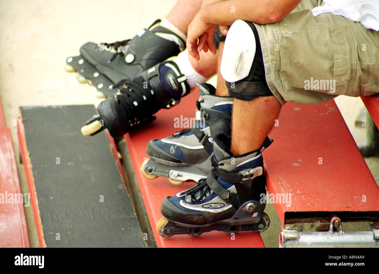 Patineurs au repos Banque D'Images