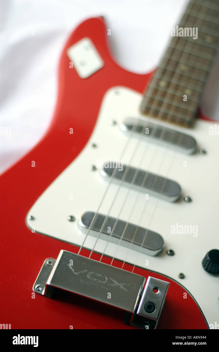 Dominator Vox guitare - Guitare électrique britannique classique en rouge  et blanc, 1960,son des années 60. Vieille guitare stratocaster vox - Copie  Photo Stock - Alamy