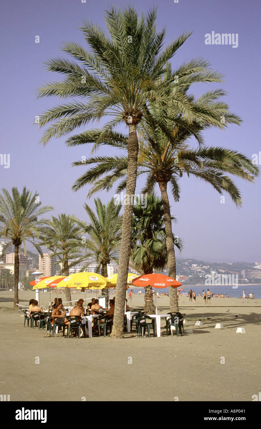 Les gens se détendre sur une plage cafe Andalousie Espagne Banque D'Images