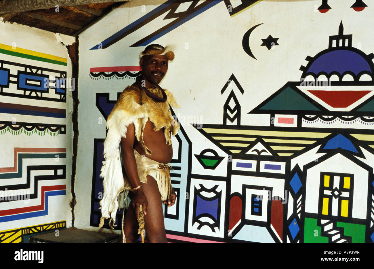 Intérieur de maison ndebele avec guide, kgodwana village, kwa-ndebele, afrique du sud Banque D'Images