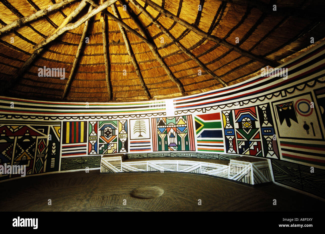 Intérieur de maison kgodwana ndebele, village, kwa-ndebele, afrique du sud Banque D'Images