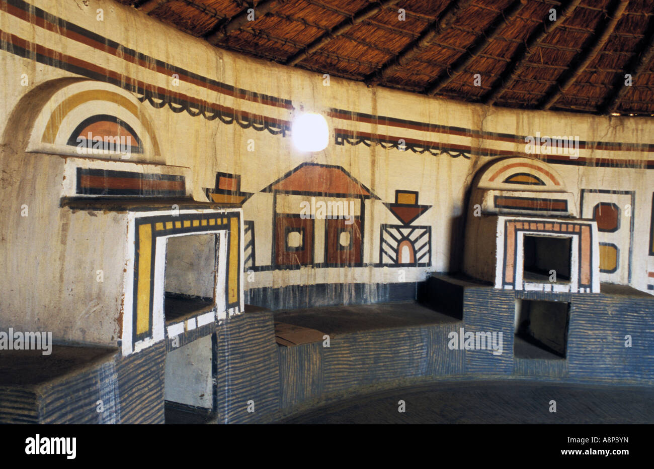 Intérieur de maison kgodwana ndebele, village, kwa-ndebele, afrique du sud Banque D'Images
