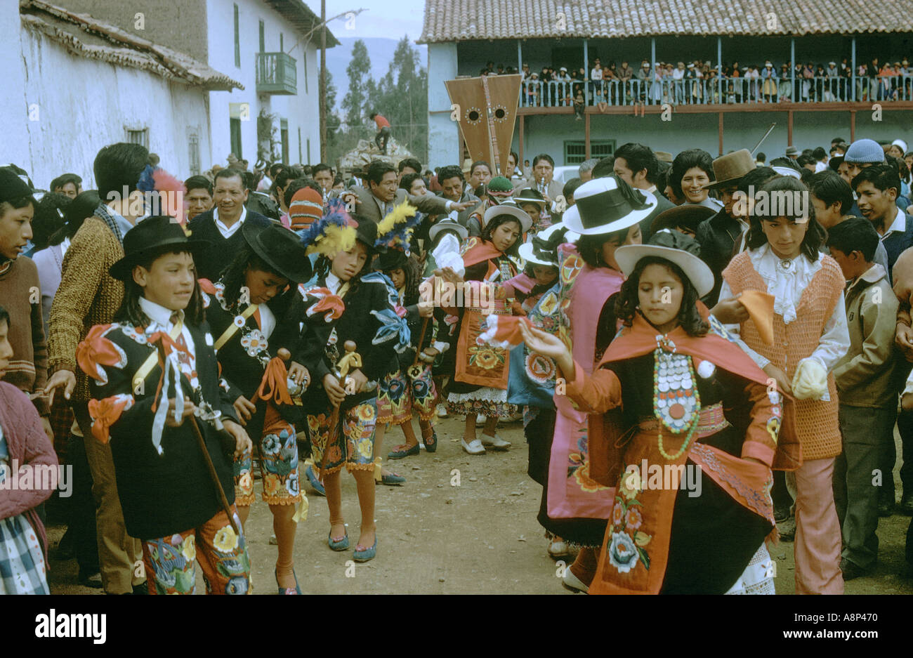 Andes Pérou fiesta parade et danser dans la rue 1970 Banque D'Images