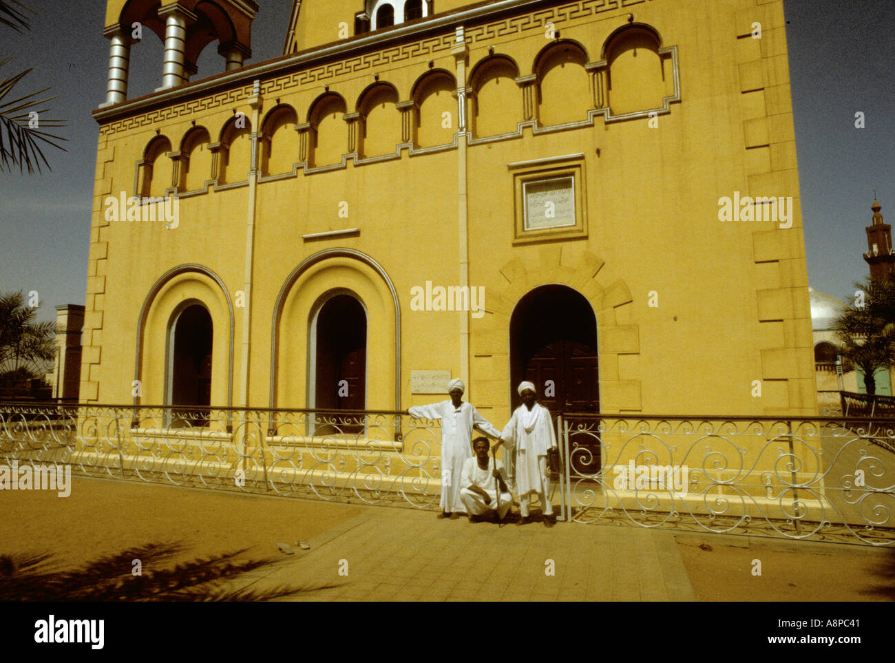 Vêtu de blanc, deux gardiens du tombeau reconstruit de Muhammad Ahmad (Le) Mhadi dans Sunan d'Omdurman Banque D'Images