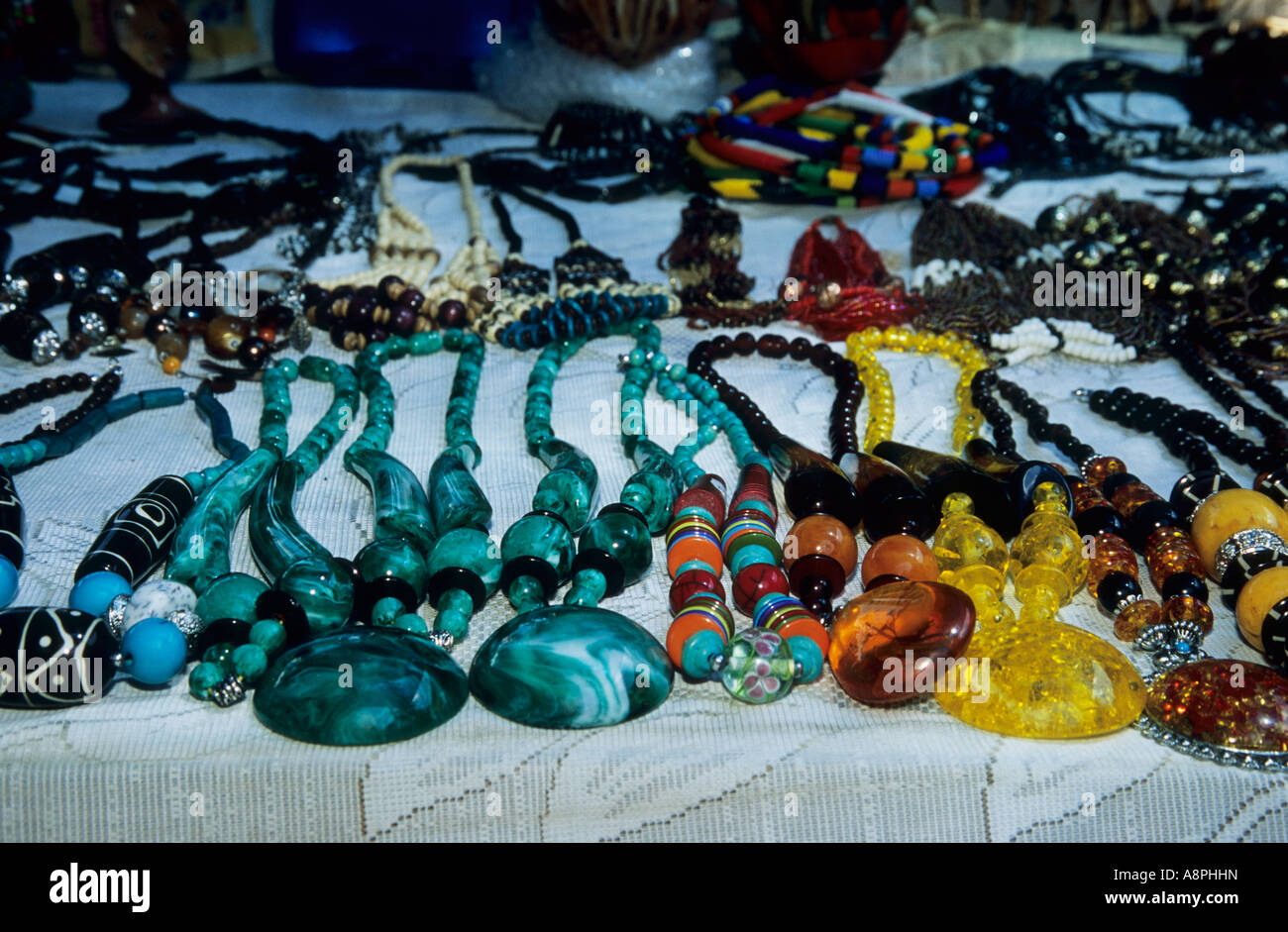 Un gros plan des bijoux de costume pour la vente au vendeur de souvenirs de  voyage Afrique du Sud Photo Stock - Alamy