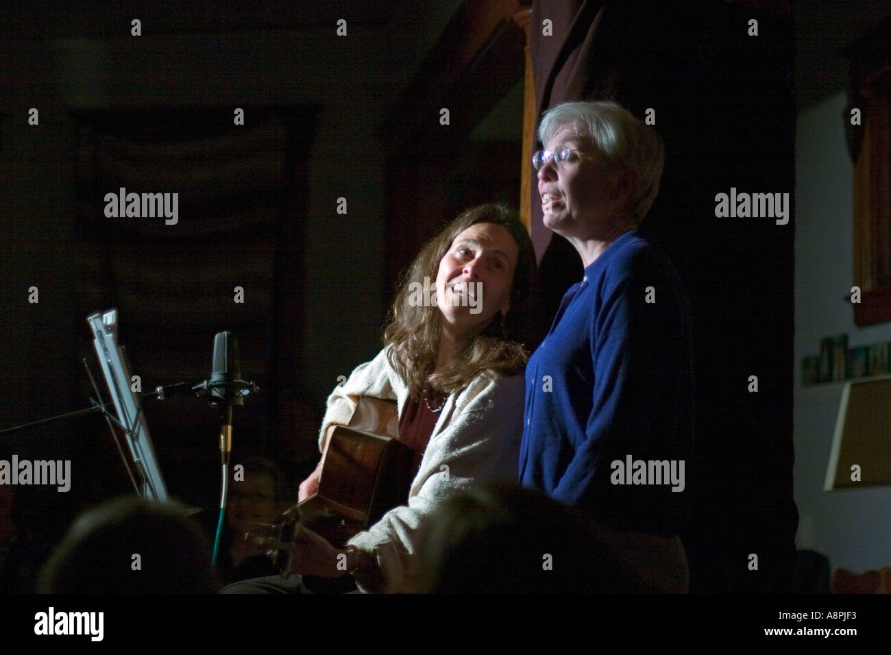 Détroit, Michigan Chanteurs de Julie Beutel à gauche et Susan Newell effectuer dans une maison les concerts Banque D'Images