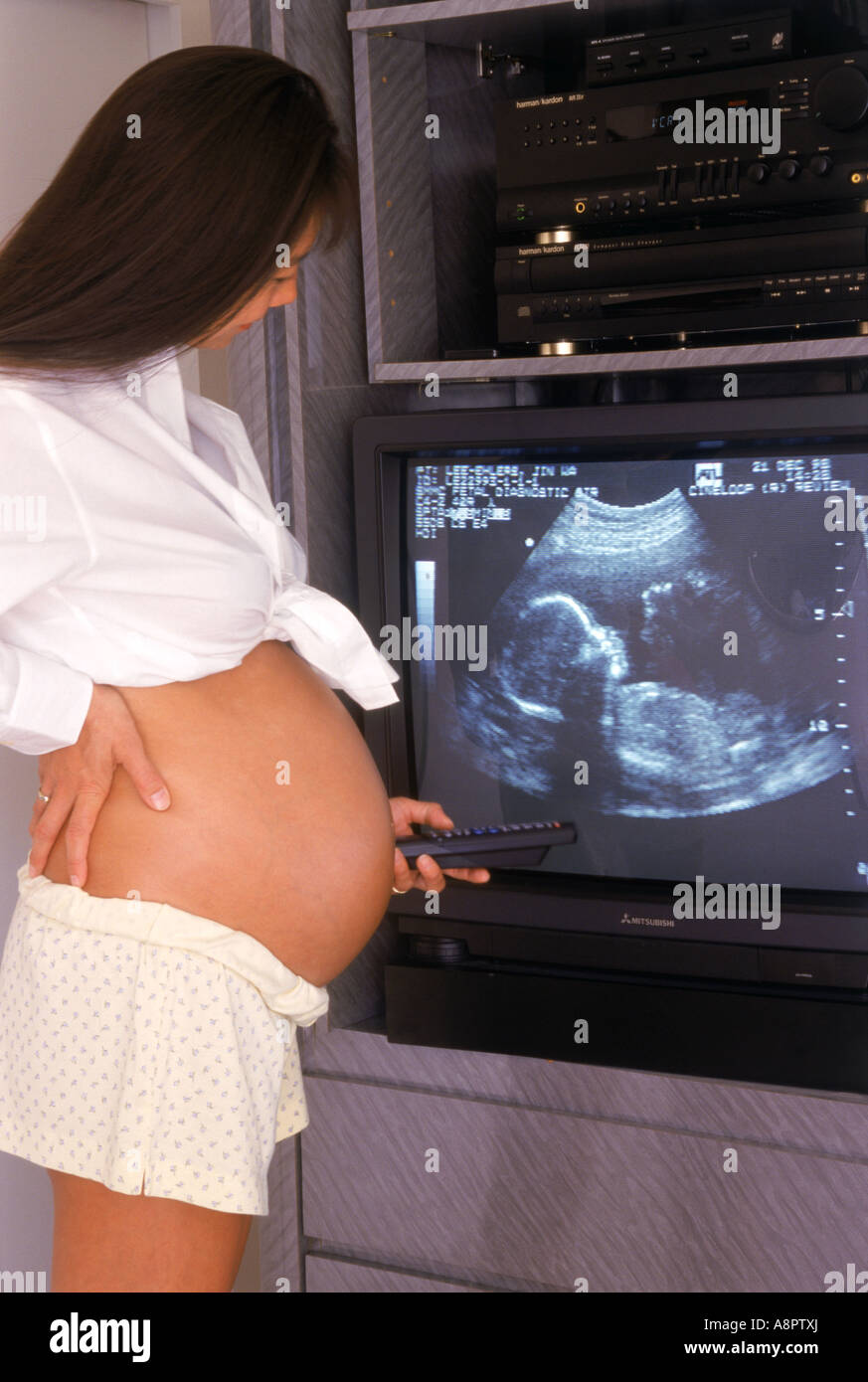Mere Enceinte Affichage Fierement La Silhouette Du Foetus De Son Bebe Age De 5 Mois A La Maison Sur La Video D Echographie Photo Stock Alamy