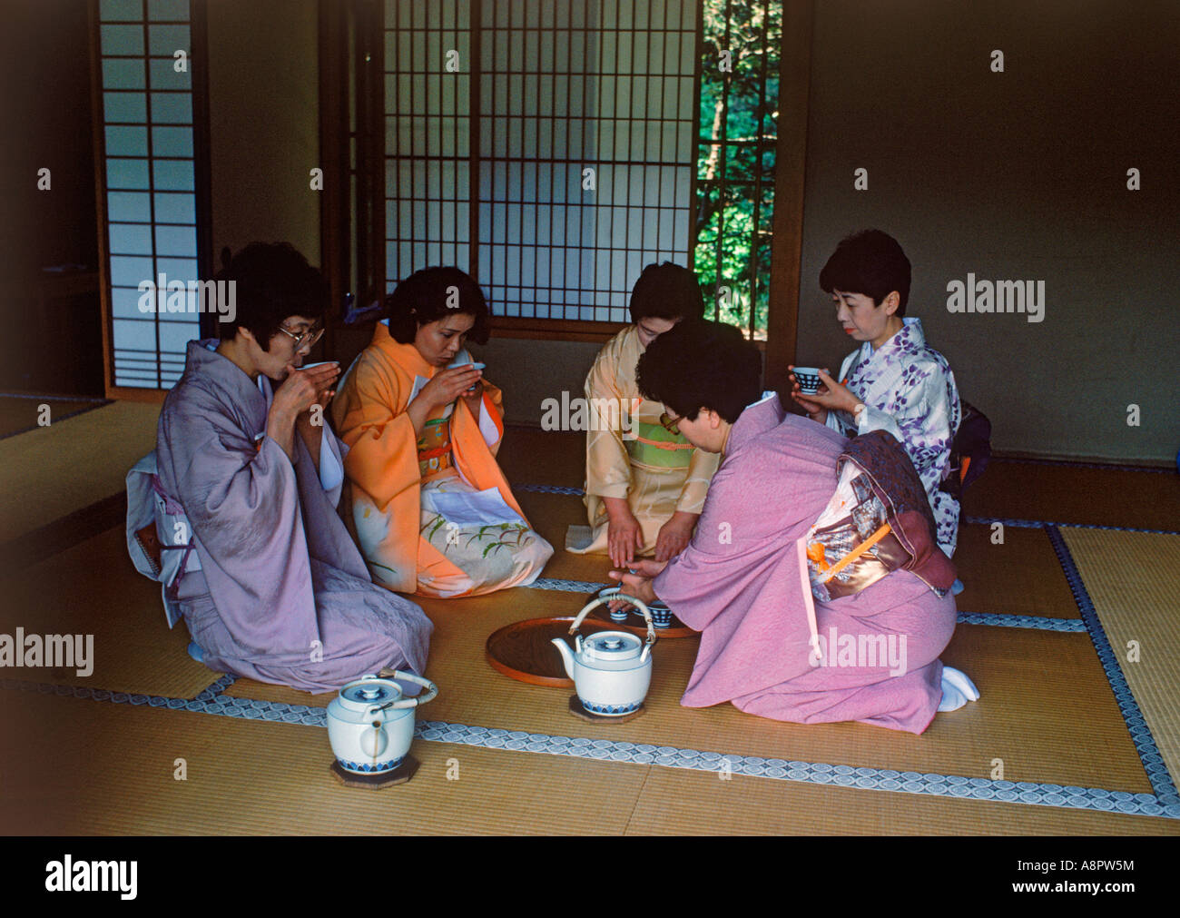 Les femmes portant des kimonos assis dans une maison de thé à Tokyo, Japon Banque D'Images