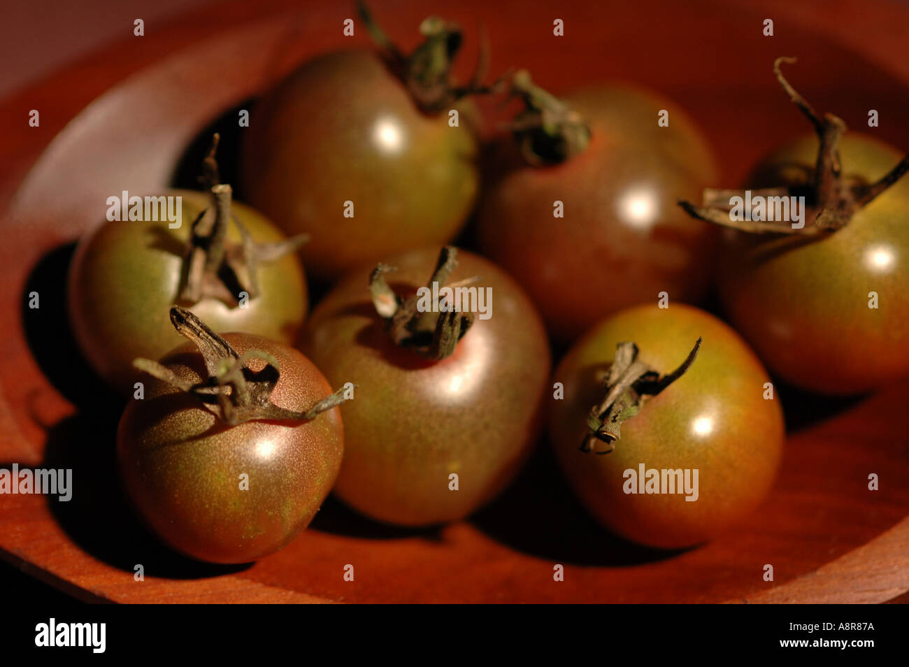 Les tomates cerise dans un bol en bois de nombreuses images Banque D'Images
