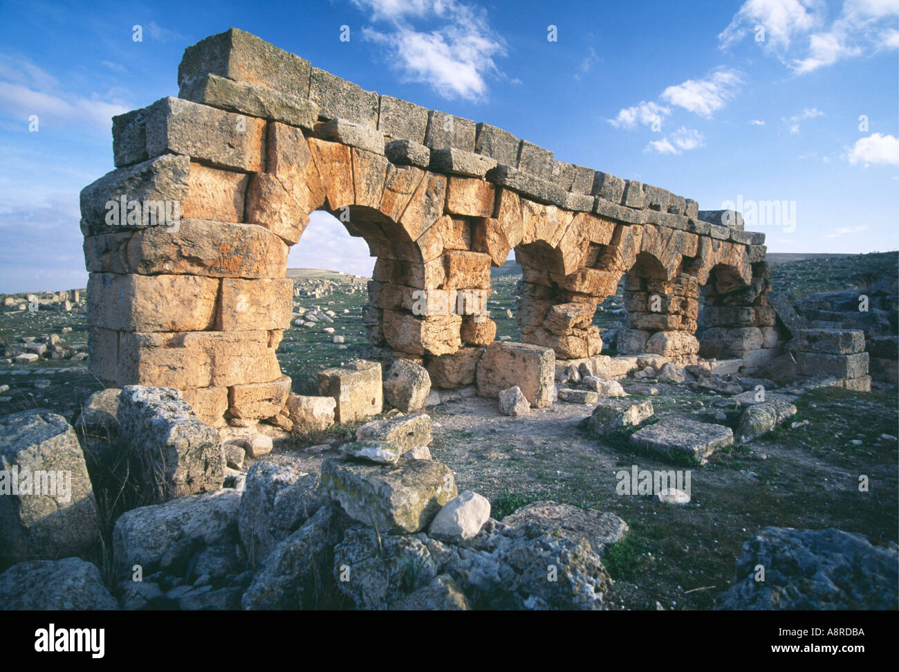 Vue depuis un angle et décidément instable les vestiges du théâtre dans les ruines de règlement d'Althiburos à Medeina punique fondée en tant qu'avant-poste dans le 2e siècle avant J.-C. et une ville romaine prospère durant le règne d'Hadrien 38 AD117 Tunisie Banque D'Images