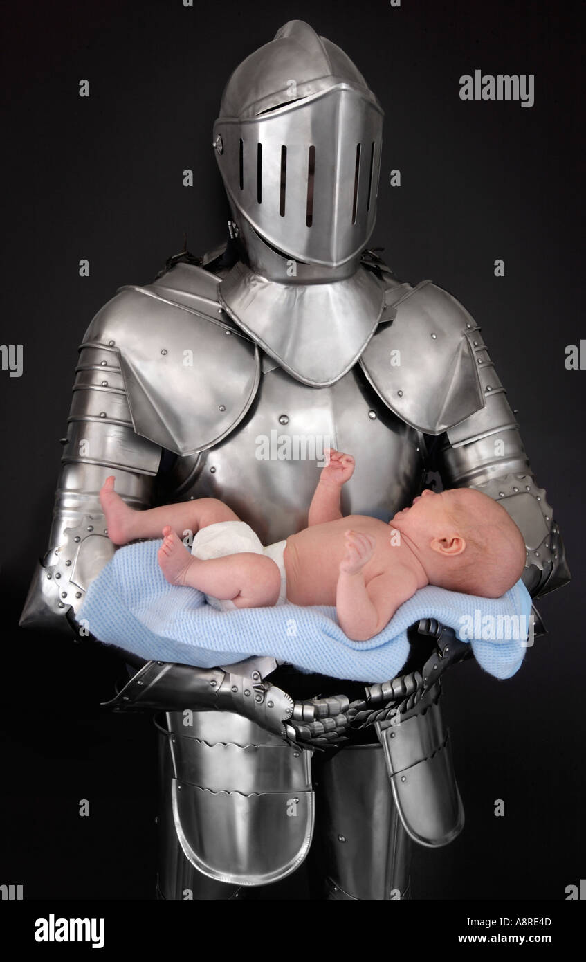 Chevalier en armure holding baby Banque D'Images