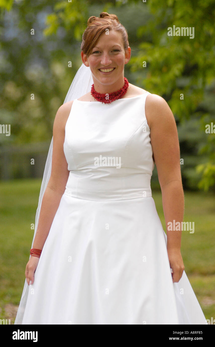 Mariée juive en robe blanche Photo Stock - Alamy