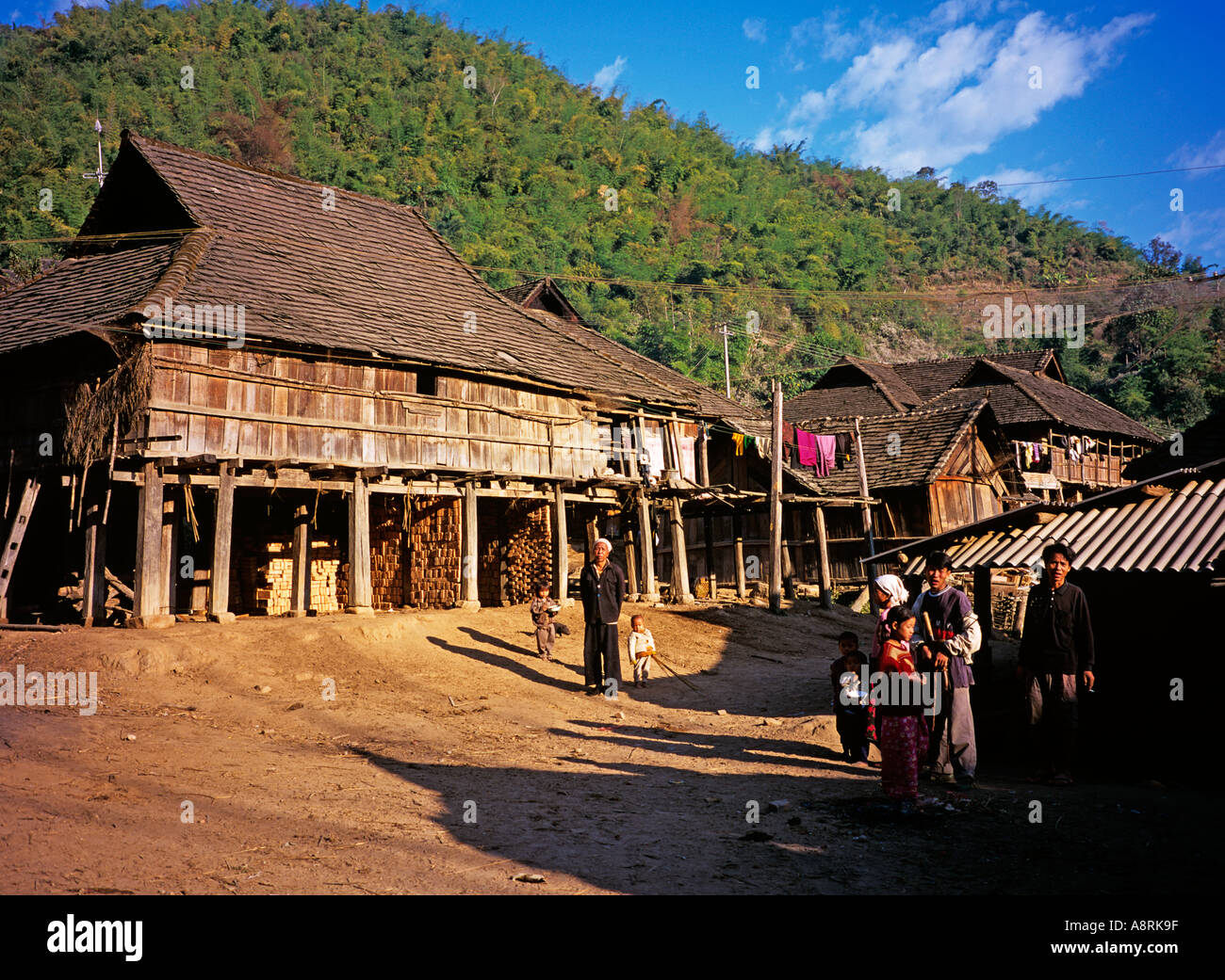 Chine du sud Yunnan Xishuangbanna Dai Manbu village rue principale Banque D'Images Chine du sud Yunnan Xishuangbanna Dai Manbu village rue principale Banque D'Images