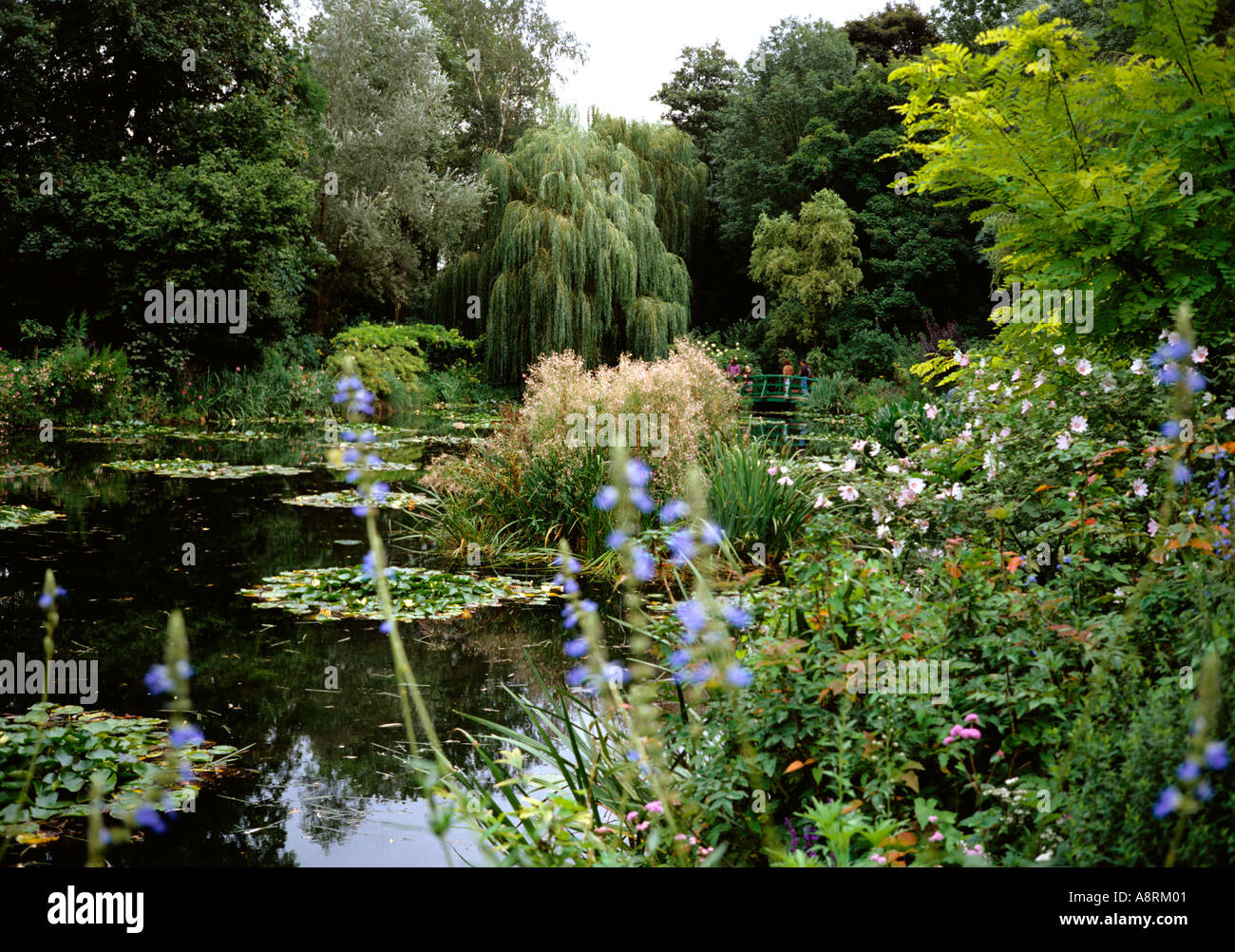 France Giverny Claude Monet le pont et jardin d'eau Bassin aux nymphéas Banque D'Images