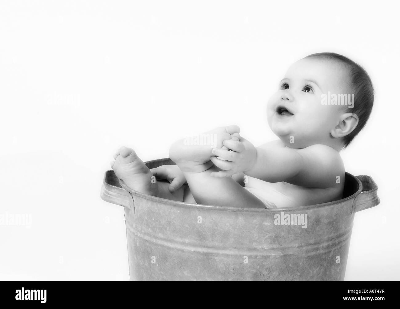 Bébé en vieille bassine Photo Stock - Alamy