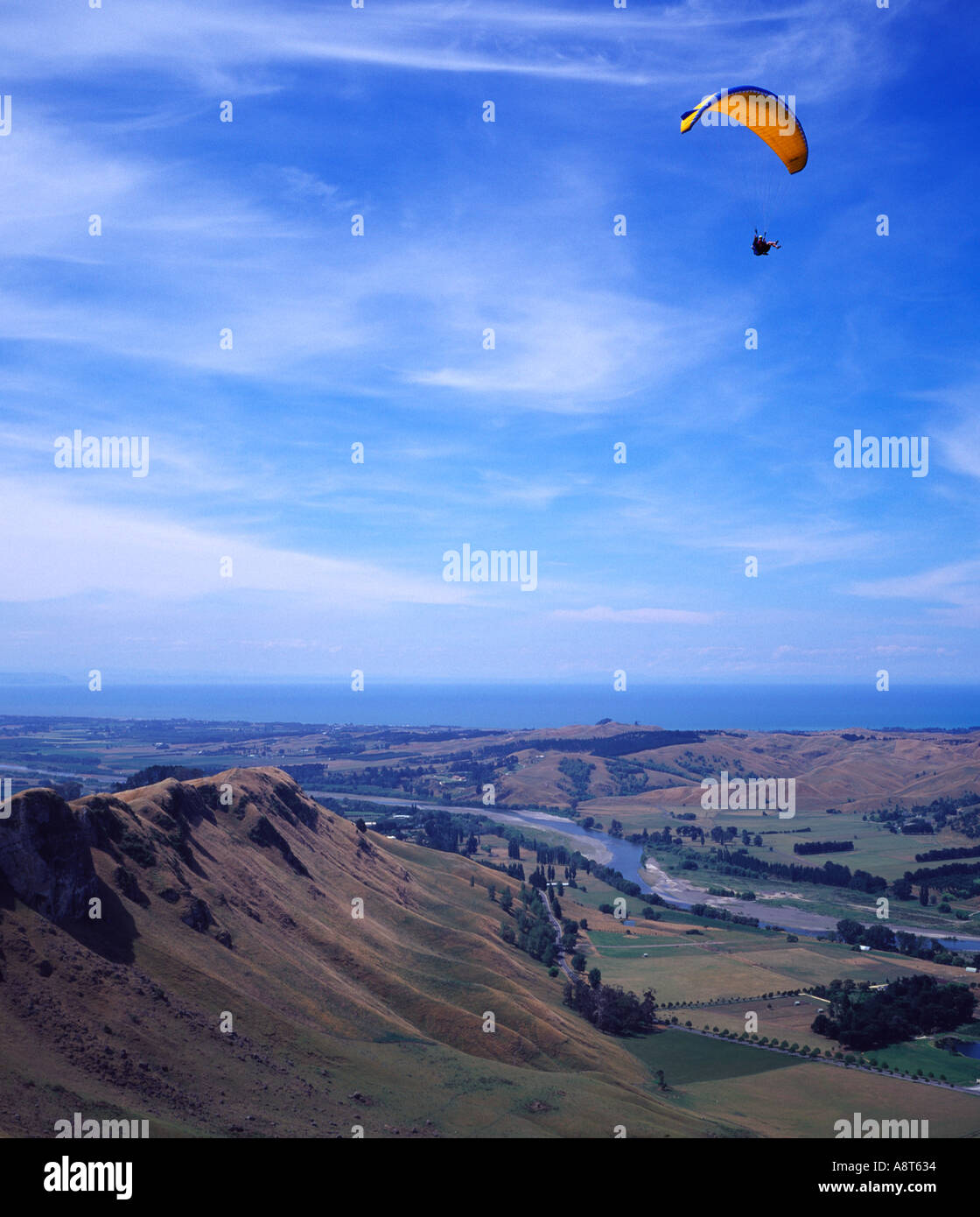 Para planeur en ciel sur ta mata peak Hawkes Bay Banque D'Images