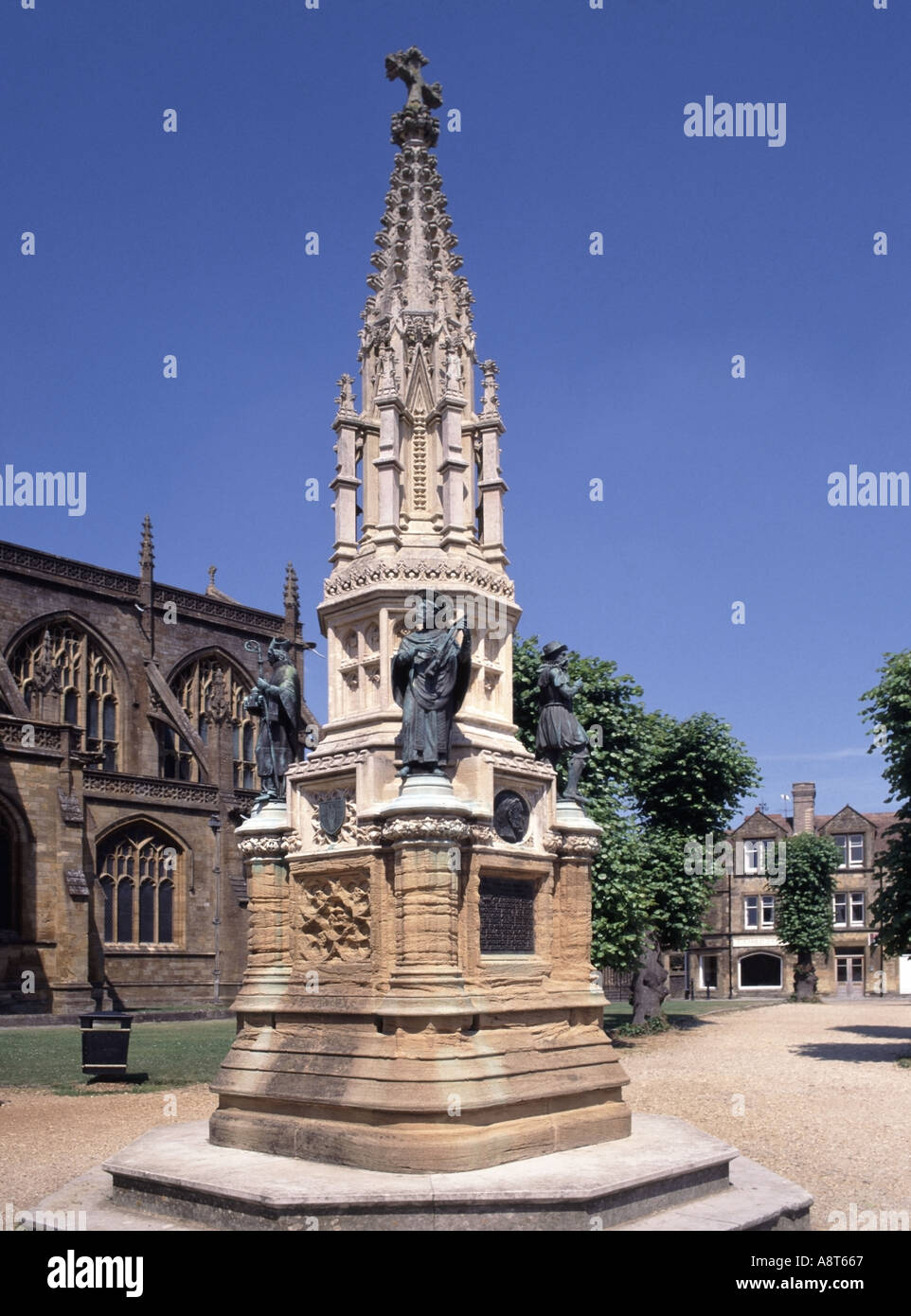 Abbaye de Sherborne Memorial Digby debout devant l'église de l'abbaye de St Mary the Virgin Banque D'Images