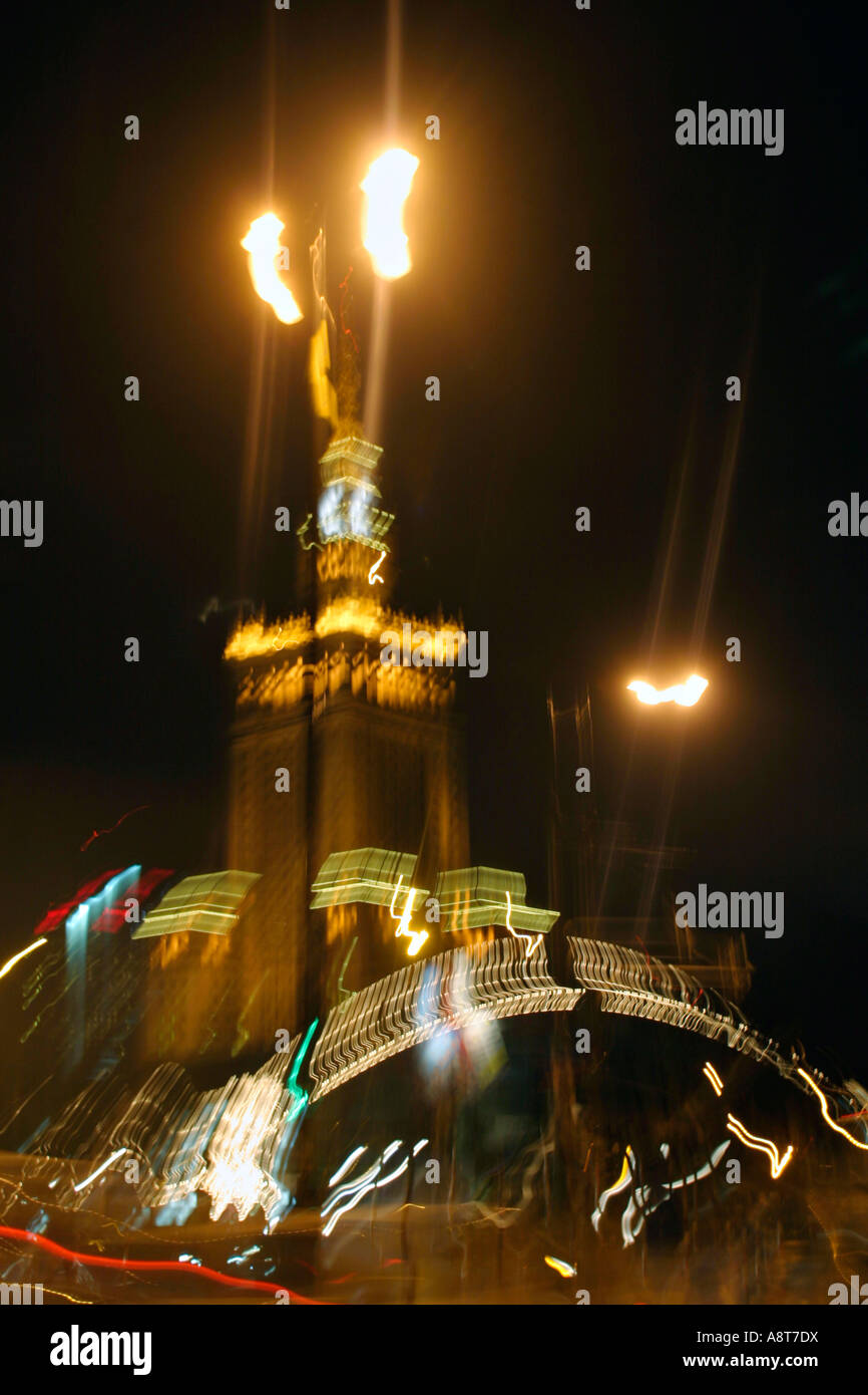 Palais de la Culture et des Sciences à Varsovie par nuit Pologne Banque D'Images
