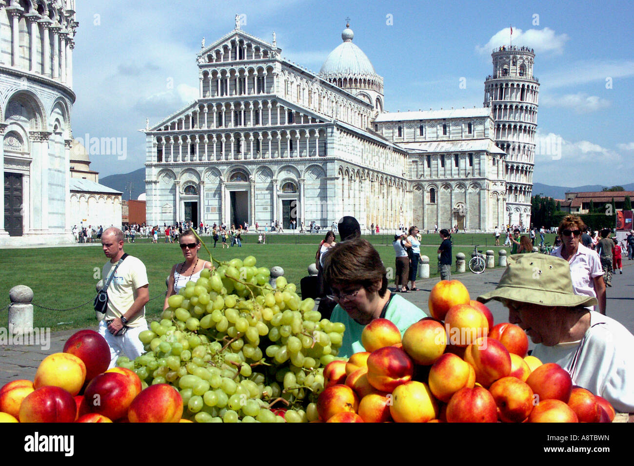 Tour penchée de Pise, fruits à vendre en face, l'Italie, Toscane, Pise Banque D'Images