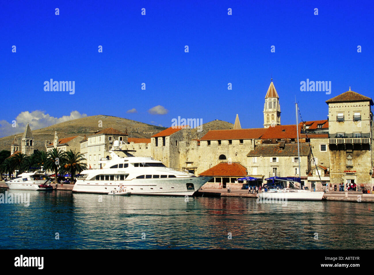 Vieille Ville avec port et bateaux, Croatie, Dalmatien, Trogirs Banque D'Images