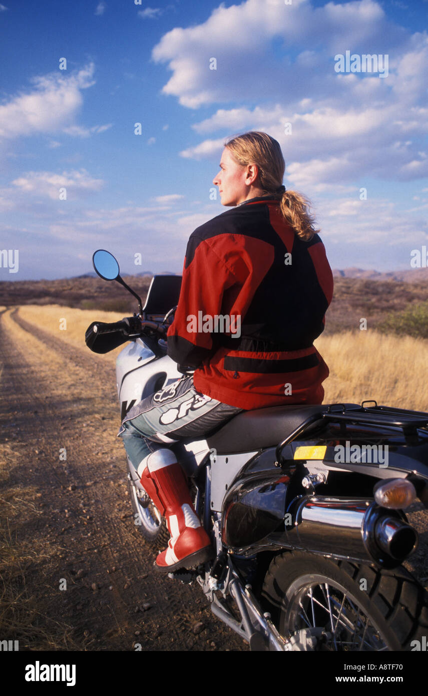 Femme en moto tout terrain Banque D'Images