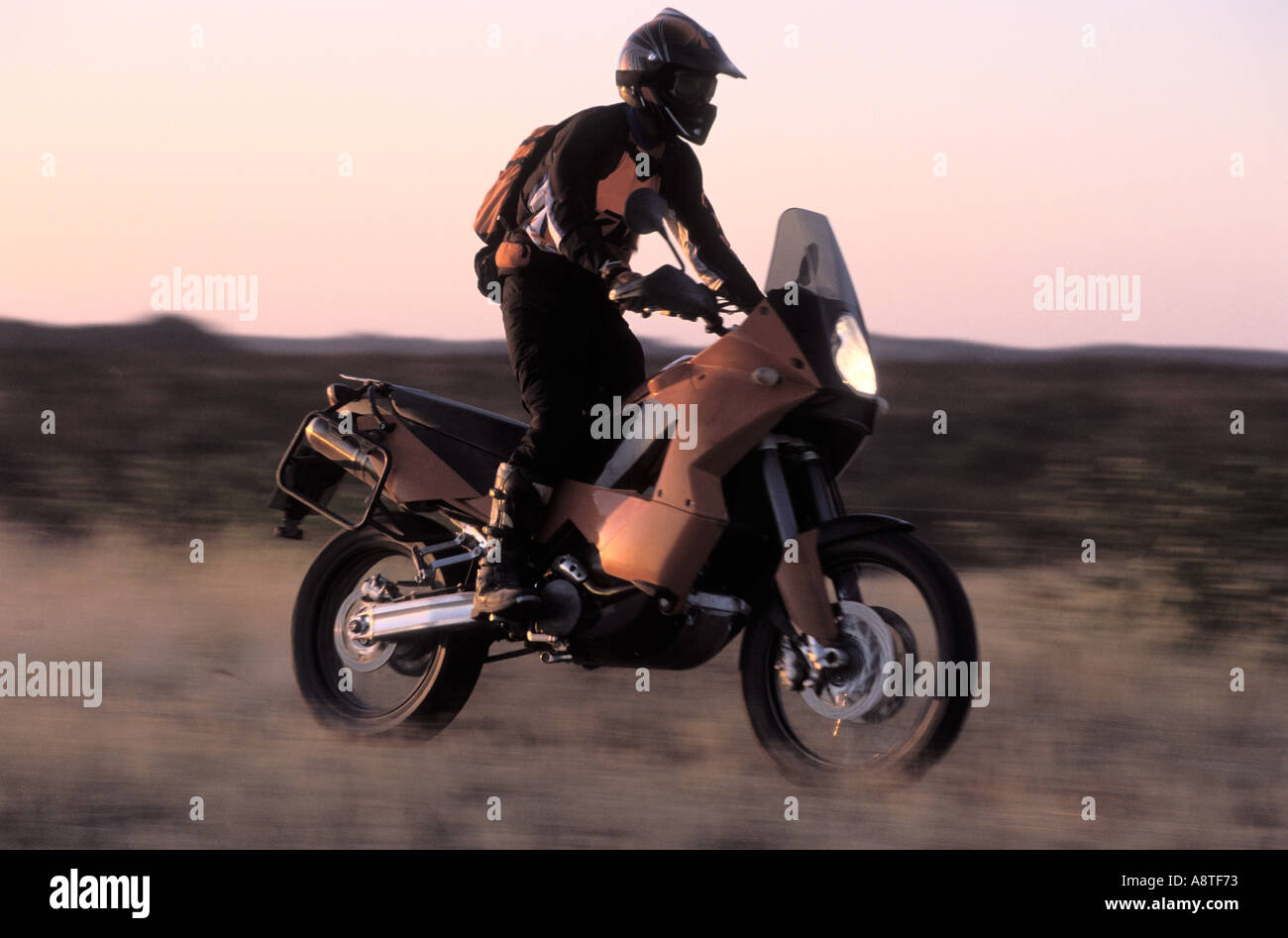 Équitation motard par de l'herbe motion Banque D'Images