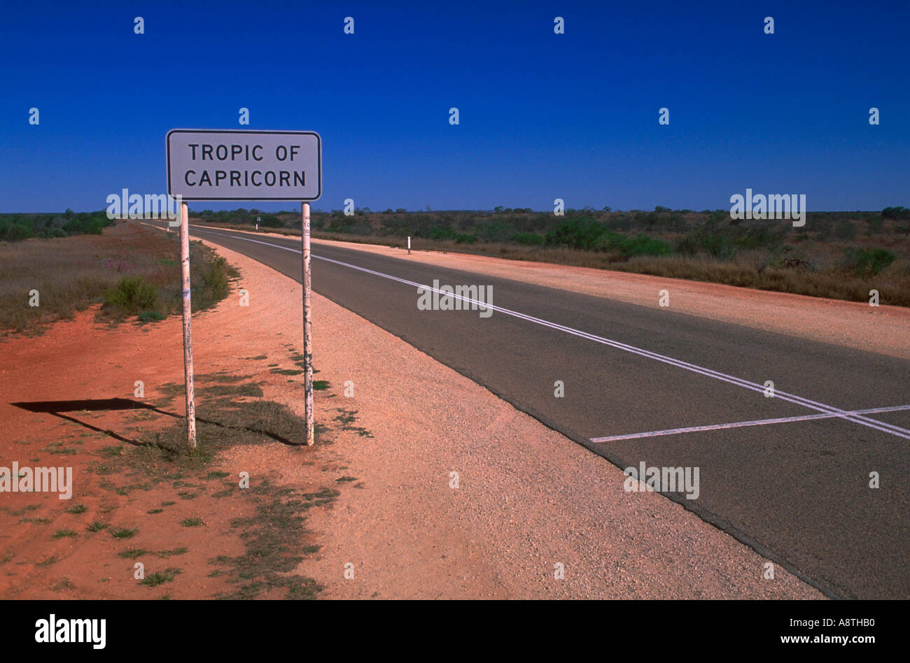 Un soupir sur le côté de la route indiquant l'Exmouth Manilya tropique du Capricorne dans l'ouest de l'Australie l'Australie Banque D'Images